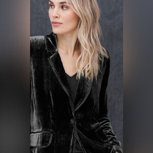 Gap Black Velvet Relaxed Blazer in size Small